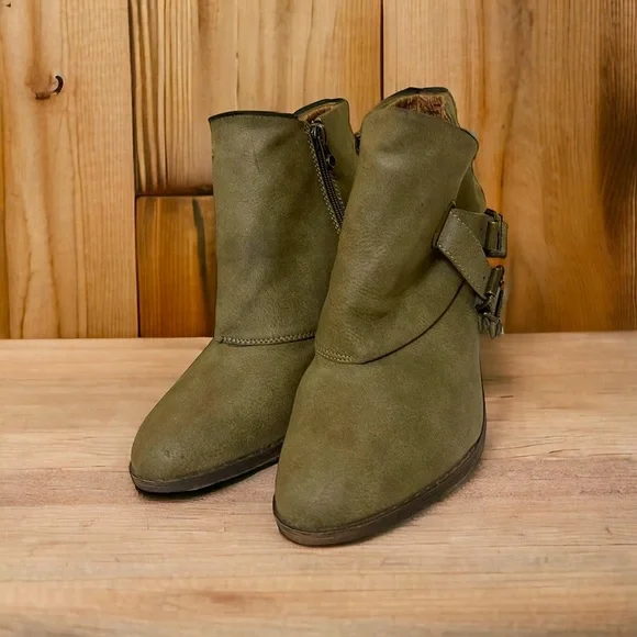 🌼NEW BLOWFISH WOMENS GREEN FAUX LEATHER BOOTIES. - Picture 1 of 13